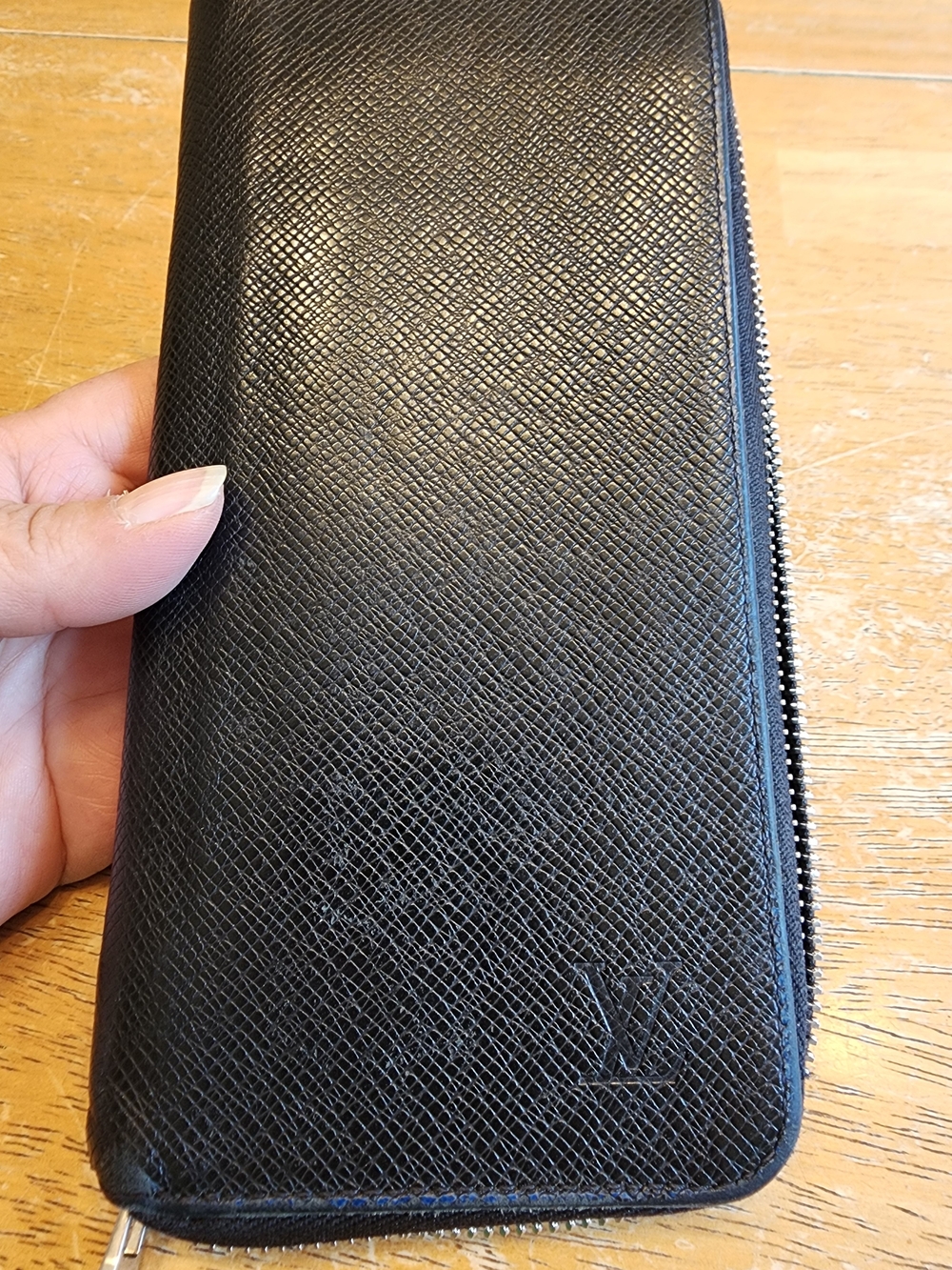 black Louis Vuitton Taiga leather Zippy Vertical zip-around wallet ZIPPER FLAW